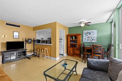Condo in Saint Petersburg, Florida, 1 bedroom  № 1915560 - photo 4