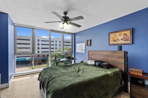 Condo in Saint Petersburg, Florida, 1 bedroom  № 1915560 - photo 10