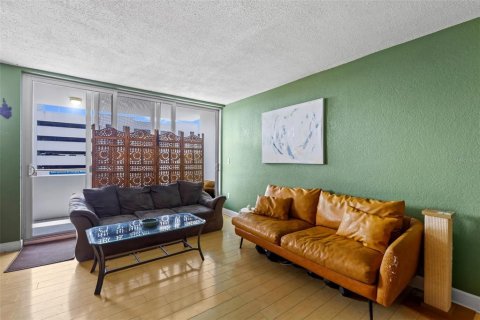 Condo in Saint Petersburg, Florida, 1 bedroom  № 1915560 - photo 3