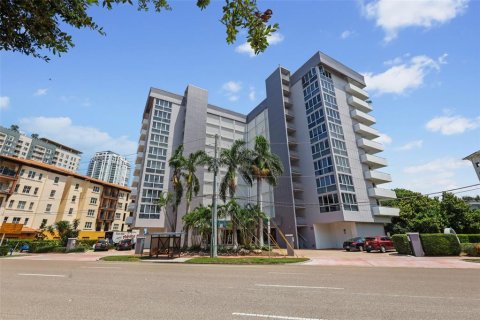 Condo in Saint Petersburg, Florida, 1 bedroom  № 1915560 - photo 1