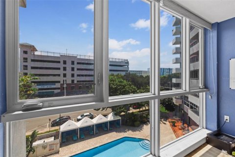 Condo in Saint Petersburg, Florida, 1 bedroom  № 1915560 - photo 12