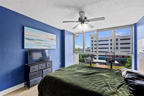 Condo in Saint Petersburg, Florida, 1 bedroom  № 1915560 - photo 11