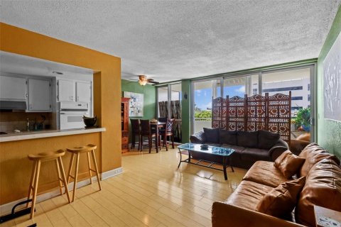 Condo in Saint Petersburg, Florida, 1 bedroom  № 1915560 - photo 2