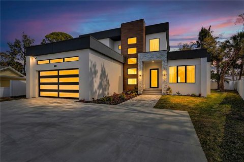 House in Sarasota, Florida 5 bedrooms, 280.75 sq.m. № 2206752