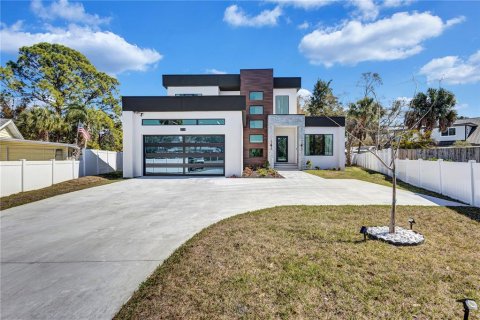House in Sarasota, Florida 5 bedrooms, 280.75 sq.m. № 2206752 - photo 2