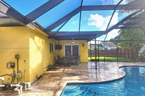 House in North Lauderdale, Florida 3 bedrooms, 128.58 sq.m. № 1794679 - photo 15