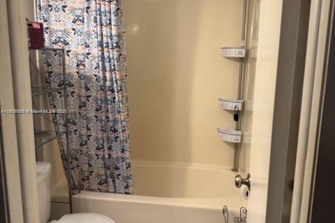 House in North Lauderdale, Florida 3 bedrooms, 128.58 sq.m. № 1794679 - photo 13