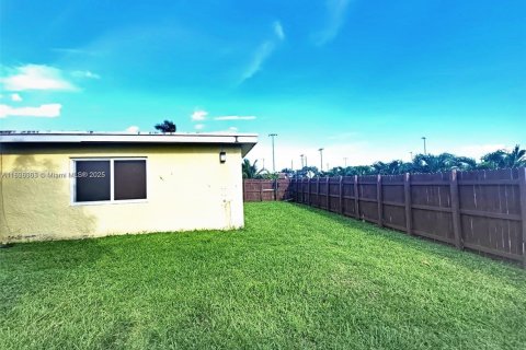 House in North Lauderdale, Florida 3 bedrooms, 128.58 sq.m. № 1794679 - photo 19