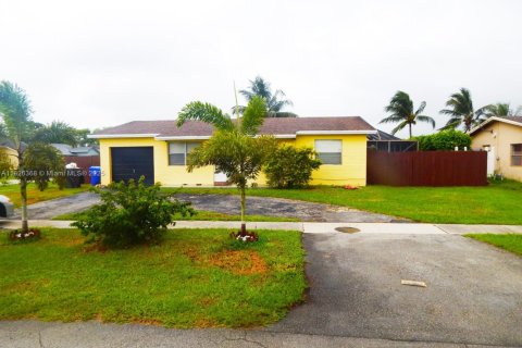 House in North Lauderdale, Florida 3 bedrooms, 128.58 sq.m. № 1794679 - photo 1