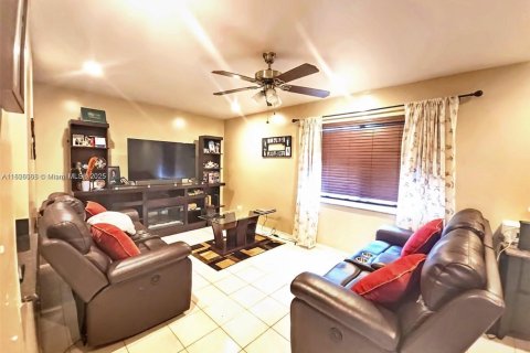 House in North Lauderdale, Florida 3 bedrooms, 128.58 sq.m. № 1794679 - photo 5