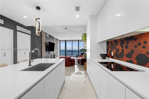 Condo in Miami, Florida, 2 bedrooms № 2253147 - photo 2