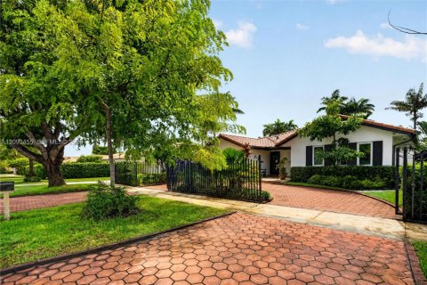 Casa en Miami, Florida 3 dormitorios, 176.7 m2 № 2381574