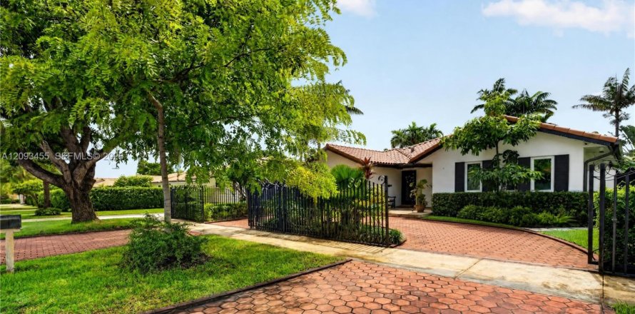 Casa en Miami, Florida 3 dormitorios, 176.7 m2 № 2381574