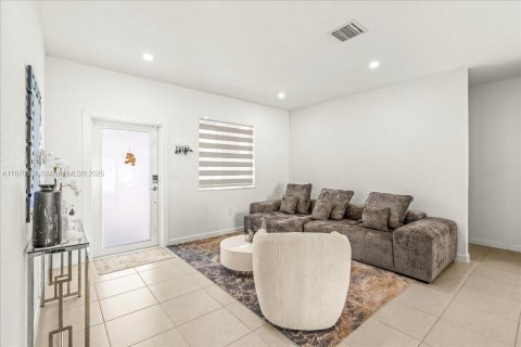 House in Homestead, Florida 5 bedrooms, 263.66 sq.m. № 1979893 - photo 14