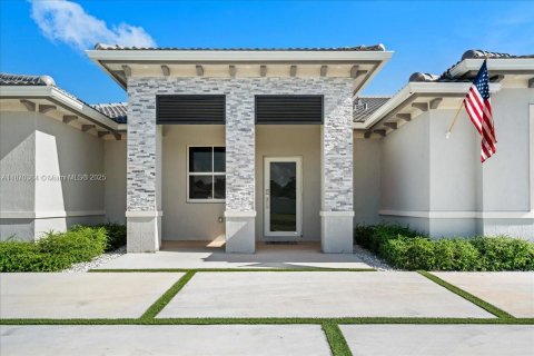 House in Homestead, Florida 5 bedrooms, 263.66 sq.m. № 1979893 - photo 12