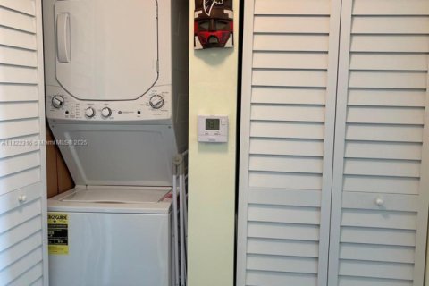 Condo in Miami, Florida, 1 bedroom № 1960410 - photo 8