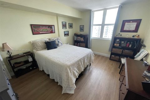 Condo in Miami, Florida, 1 bedroom № 1960410 - photo 10