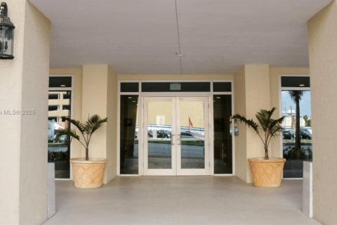 Condo in Miami, Florida, 1 bedroom № 1960410 - photo 17