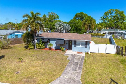 House in Saint Petersburg, Florida 2 bedrooms, 114.73 sq.m. № 1598168 - photo 1