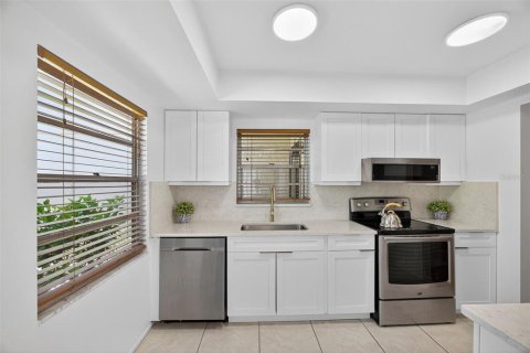 Condo in Sarasota, Florida, 2 bedrooms  № 1827232 - photo 12