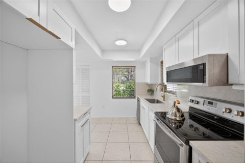 Condo in Sarasota, Florida, 2 bedrooms  № 1827232 - photo 10