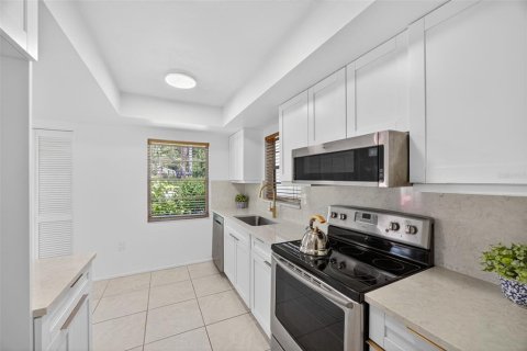 Condo in Sarasota, Florida, 2 bedrooms  № 1827232 - photo 11