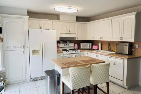 Touwnhouse à vendre à Miami, Floride: 3 chambres, 138.24 m2 № 1990082 - photo 7