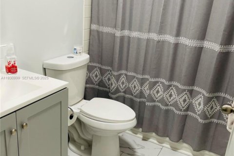 Touwnhouse à vendre à Miami, Floride: 3 chambres, 138.24 m2 № 1990082 - photo 13