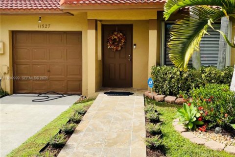 Touwnhouse à vendre à Miami, Floride: 3 chambres, 138.24 m2 № 1990082 - photo 1