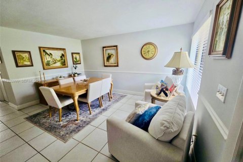 Touwnhouse à vendre à Miami, Floride: 3 chambres, 138.24 m2 № 1990082 - photo 4