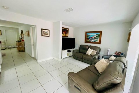 Touwnhouse à vendre à Miami, Floride: 3 chambres, 138.24 m2 № 1990082 - photo 6