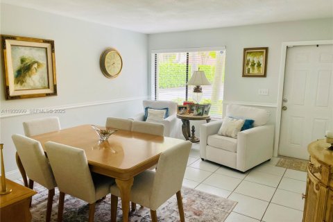 Touwnhouse à vendre à Miami, Floride: 3 chambres, 138.24 m2 № 1990082 - photo 2