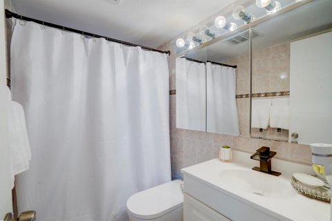Condo in West Palm Beach, Florida, 2 bedrooms  № 2400512 - photo 22