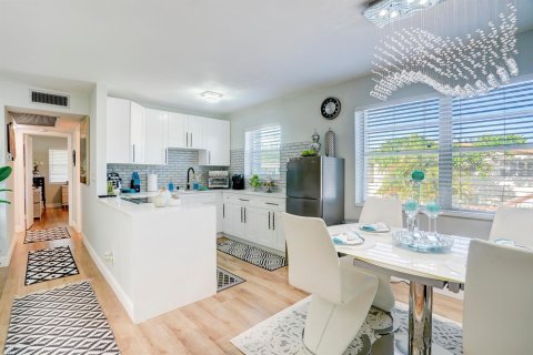 Condo in West Palm Beach, Florida, 2 bedrooms  № 2400512 - photo 4