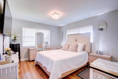 Condo in West Palm Beach, Florida, 2 bedrooms  № 2400512 - photo 16