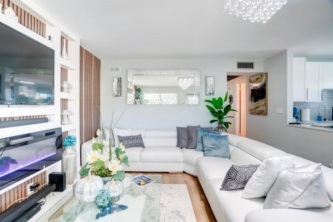 Condo in West Palm Beach, Florida, 2 bedrooms  № 2400512 - photo 11