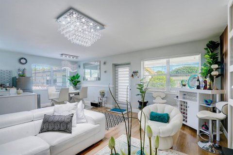 Condo in West Palm Beach, Florida, 2 bedrooms  № 2400512 - photo 12