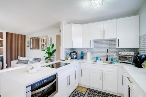 Condo in West Palm Beach, Florida, 2 bedrooms  № 2400512 - photo 2