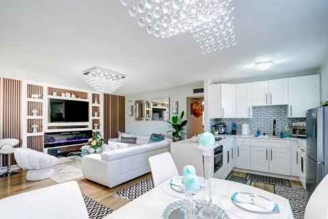 Condo in West Palm Beach, Florida, 2 bedrooms  № 2400512 - photo 3
