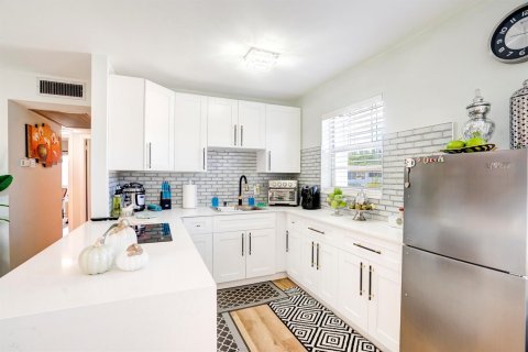 Condo in West Palm Beach, Florida, 2 bedrooms  № 2400512