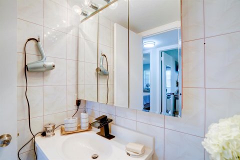 Condo in West Palm Beach, Florida, 2 bedrooms  № 2400512 - photo 25