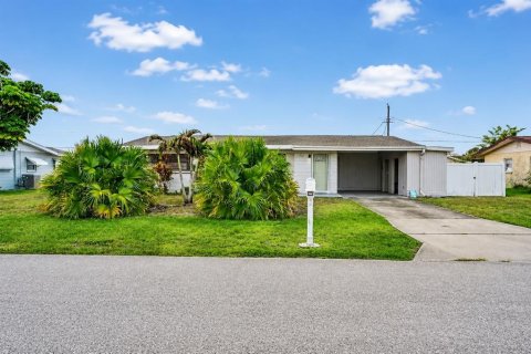 House in Venice, Florida 2 bedrooms, 119.57 sq.m. № 2235608