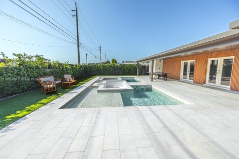 House in Hialeah, Florida 3 bedrooms, 184.69 sq.m. № 1728510 - photo 21