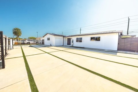 House in Hialeah, Florida 3 bedrooms, 184.69 sq.m. № 1728510 - photo 19