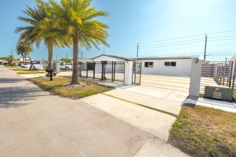 House in Hialeah, Florida 3 bedrooms, 184.69 sq.m. № 1728510 - photo 1