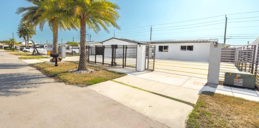 House in Hialeah, Florida 3 bedrooms, 184.69 sq.m. № 1728510