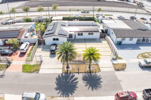 House in Hialeah, Florida 3 bedrooms, 184.69 sq.m. № 1728510 - photo 16