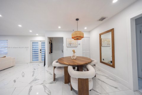House in Hialeah, Florida 3 bedrooms, 184.69 sq.m. № 1728510 - photo 7