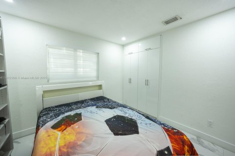 House in Hialeah, Florida 3 bedrooms, 184.69 sq.m. № 1728510 - photo 27