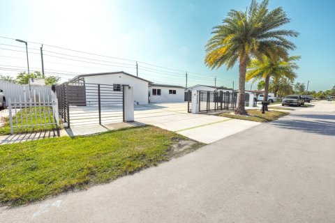 House in Hialeah, Florida 3 bedrooms, 184.69 sq.m. № 1728510 - photo 2